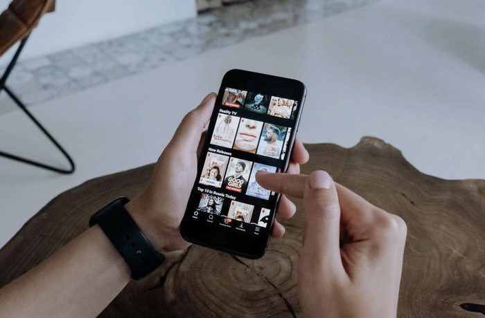 Akibat akuisisi Netflix terhadap Warner Bros yang telah memiliki nama besar dan katalog film atau series yang banyak, tidak sedikit pengguna yang mengkhawatirkan soal kemungkinan kenaikan harga berlangganan Netflix.  / Foto: Pexels.com/cottonbro studio