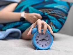 Butuh Tidur Lebih Awal, Tapi Kok Susah Terlelap? Begini Cara Melatihnya