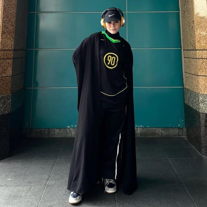 <p>Saat ingin berolahraga pun, Sivia tetap tampil rapi dengan atasan, celana olahraga, topi, serta <em>headphone</em> yang bikin tampilannya <em>chic</em> abis. Supaya <em>outfit</em>-nya tetap syar&rsquo;i, ia menambahkan <em>outer</em> yang panjang, Bunda. "Mau olahraga kesiangan, yaudah posting <em>ootd</em> aja," ungkapnya. (Foto: Instagram @siviazizah)</p>