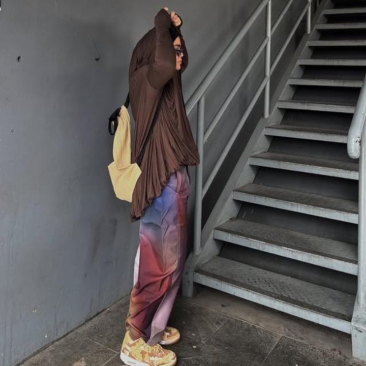 <p>Bunda masih ingat dengan Sivia Azizah? Mantan personel Blink ini semakin memesona sejak hijrah pada 2018. Kini, ia identik dengan gaya <em>modest fashion</em>-nya yang <em>edgy</em> dan tetap modern, Bunda. (Foto: Instagram @siviazizah)</p>