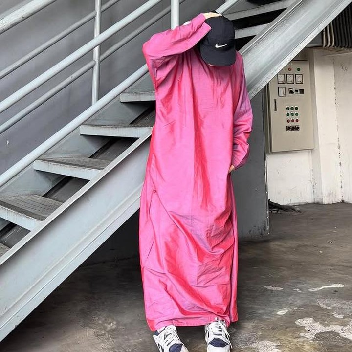 <p>Melalui laman Instagramnya, perempuan berusia 28 tahun ini tidak ragu membagikan potret gaya busananya yang super <em>fashionable</em> dan pastinya <em>eye-catching.&nbsp;</em>Seperti pada fotonya ini, Sivia tampil dengan abaya pink yang dipadukan dengan <em>sneakers</em> serta topi. (Foto: Instagram @siviazizah)</p>