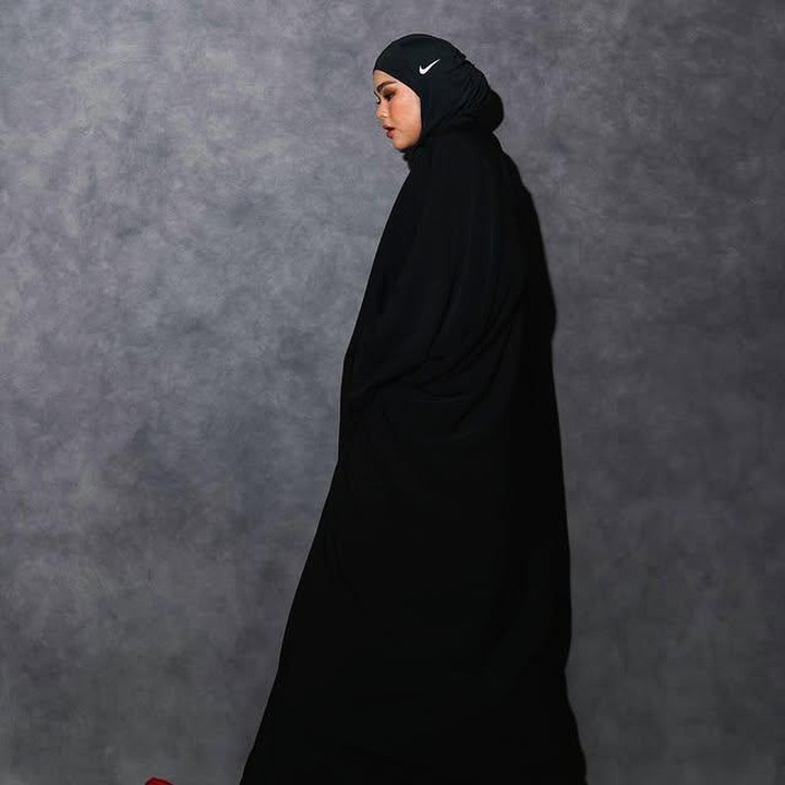 <p>Sivia memang jago banget memadukan abaya agar tetap modern tanpa meninggalkan kesan syar&rsquo;inya, Bunda. Dalam unggahan lainnya, ia memakai abaya berwarna hitam dengan sepatu merah yang membuat tampilannya semakin <em>edgy</em>. "Jadikan abaya hebat lagi selamanya, InsyaAllah," tulis Sivia lewat <em>caption</em>&nbsp;di Instagramnya. (Foto: Instagram @siviazizah)</p>