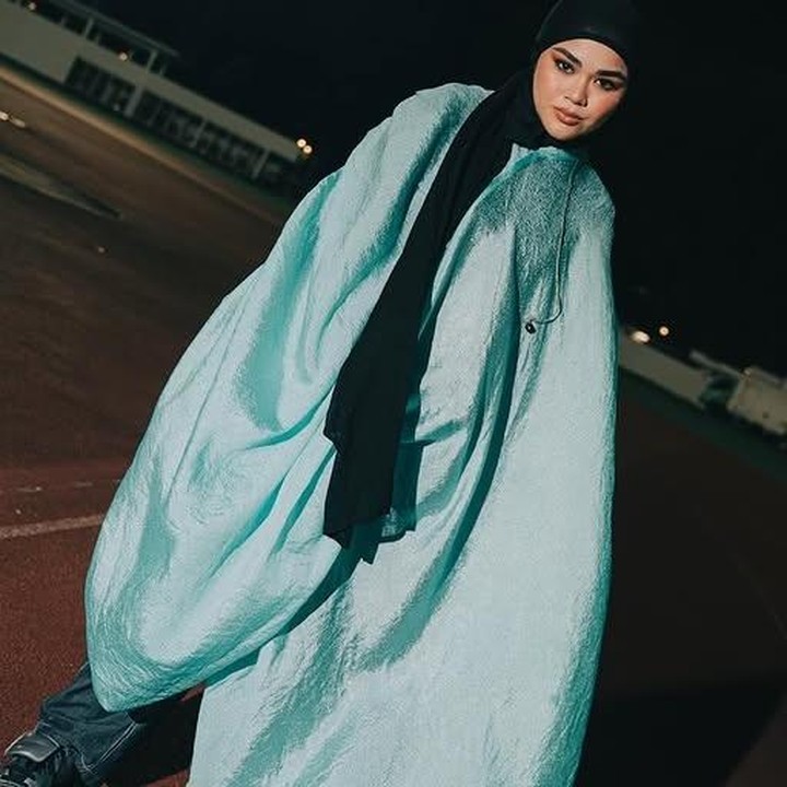 <p>Melihat dari gaya lainnya, Sivia tampil <em>edgy</em> dengan abaya satin yang dipadukan dengan celana jeans. Dalam potretnya, Sivia mengenakan pashmina hitam yang dibiarkan terurai ke depan. <em>Look</em>-nya pun tampak semakin <em>standout</em> dan pastinya tetap sopan ya, Bunda. (Foto: Instagram @siviazizah)</p>