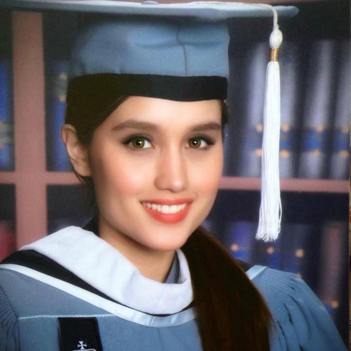 <p>Istilah <em>Beauty with Brain</em> ini sangat cocok bagi Cinta Laura. Pasalnya, tidak hanya parasnya yang rupawan, tapi ia juga dikenal cerdas karena berhasil meraih dua gelar sarjana dengan predikat Cum Laude di Columbia University. (Foto: Instagram @claurakiehl)</p>