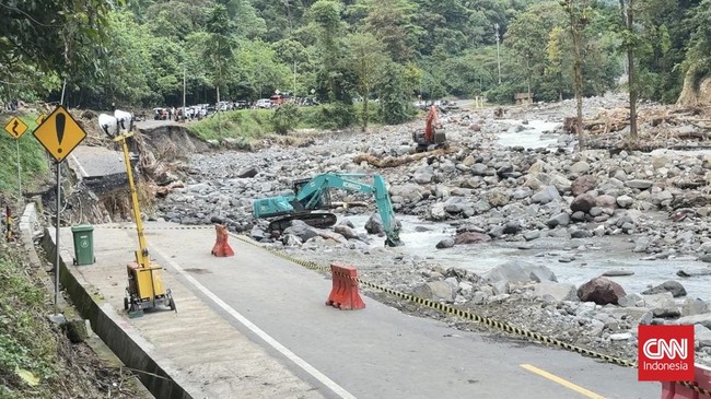 Setelah putus akibat banjir bandang, jalur Lembah Anai mulai diuji coba dibuka kembali. Jalur itu diperkirakan baru normal seutuhnya pada Juli 2026.