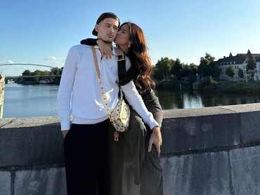 Rencana Menikah, 7 Gaya Pacaran Jennifer Coppen & Justin Hubner yang Beda Agama