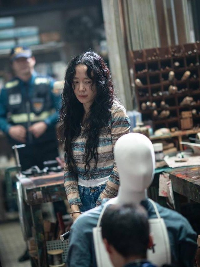 Drama The Price of Confession dibuka dengan kisah Ahn Yun Su yang diperankan oleh Jeon Do Yeon.

Ia merupakan seorang istri yang dituduh membunuh suaminya sendiri dan menyebabkan dirinya masuk penjara. Karakternya bisa terbilang tenang namun juga mencoba membuktikan bahwa dirinya bukanlah pelaku yang membunuh suaminya.