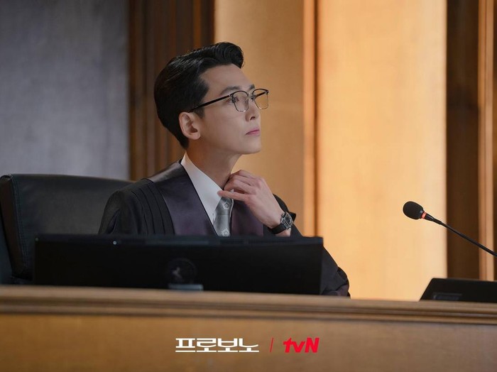 Pro Bono memberikan nuansa yang segar untuk sebuah drama bertemakan hukum yang biasanya ‘serius’. Terlebih, Jung Kyung Ho masih memerankan karakter dengan tingkah yang tidak biasa namun juga cerdas dan berbakat.