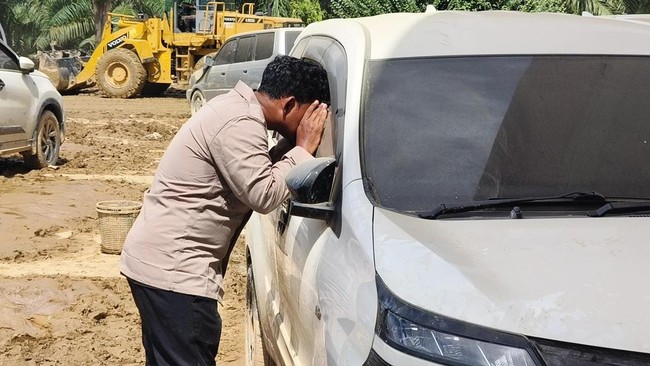 Polres Aceh Tamiang menanggapi isu viral tentang mayat korban banjir dalam mobil terbengkalai. Hasil pengecekan, tidak ditemukan jenazah di lokasi.