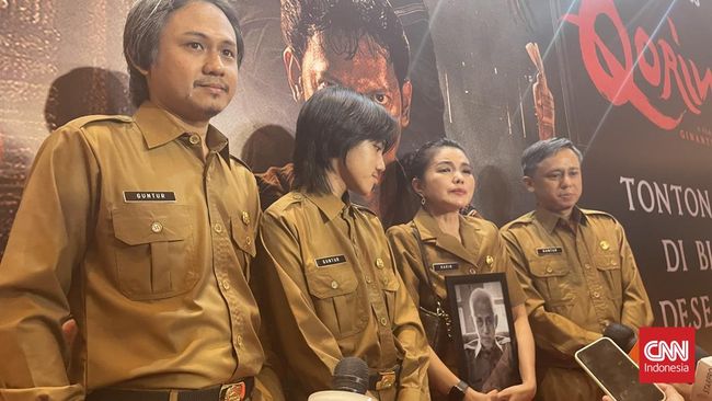 Anak dan keluarga Epy Kusnandar menghadiri premier film terakhir mendiang aktor tersebut, Qorin 2, dengan mengenakan seragam ala Pegawai Negeri Sipil (PNS).