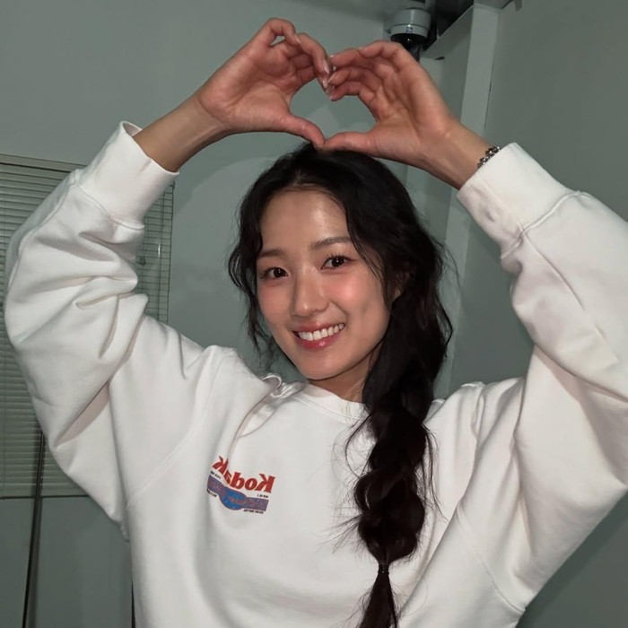 Nama Kim Hye Yoon memang sudah tak asing lagi di industri hiburan Korea, terutama setelah ia mencapai puncak popularitas berkat perannya sebagai Kang Ye Seo yang ambisius dalam drama hit SKY Castle (2018–2019).