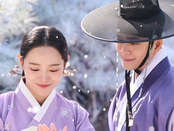 Ciuman Mesra Kang Tae Oh dan Kim Sejeong Tuai Sorotan, Fans Auto Baper