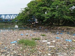 Warga Keluhkan Sampah Menumpuk di Oxbow Sungai Citarum