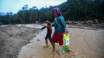 FOTO: Warga Tukka Tapteng Masih Terisolir, Rawan Banjir Susulan