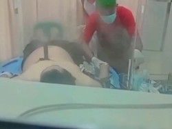 Viral Pria Sumba Timur Ditikam hingga Pisau Menancap di Dada