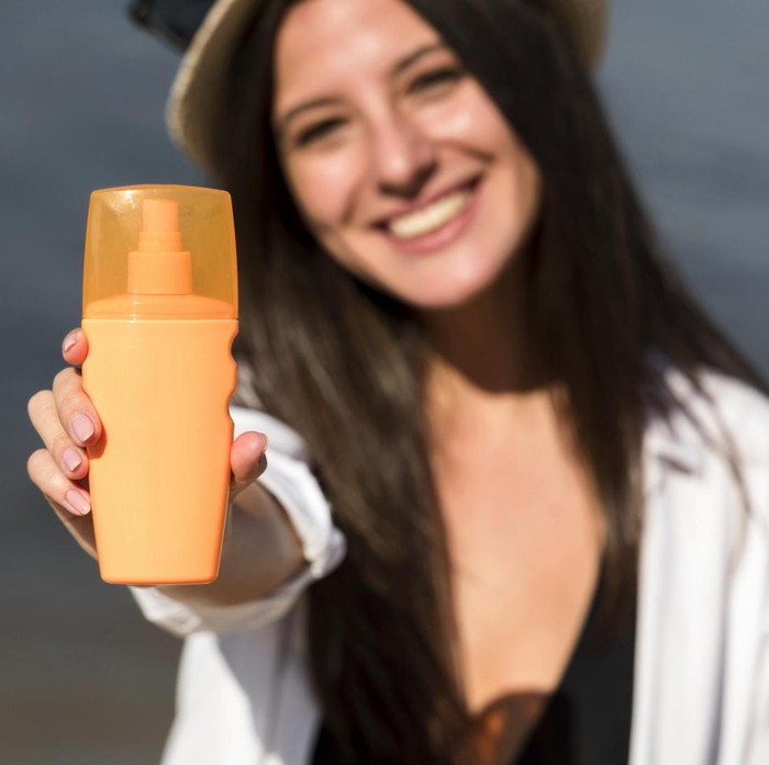 Jika ingin mendapatkan kulit yang sehat dan bercahaya, maka kamu perlu memasukkan sunscreen dalam rutinitas perawatan kulit setiap hari