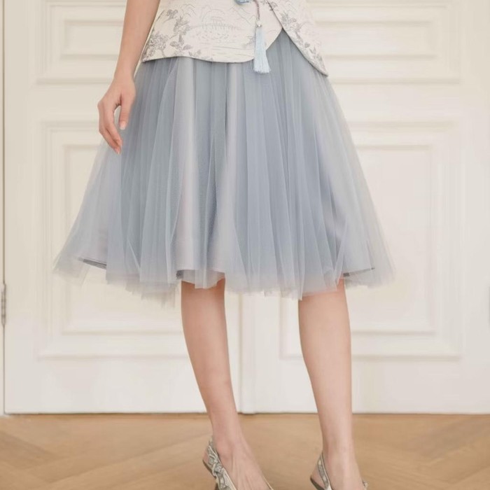 Tutu skirt ini terbuat dari bahan premium tulle & taffeta. Cocok jadi statement piece.