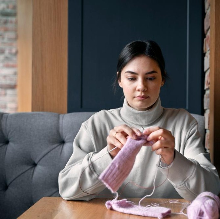 Proses merajut atau merenda membantu pikiran beristirahat dari rangsangan berlebih. Pola yang berulang saat melakukan aktivitas ini mendorong fokus yang stabil dan menenangkan. Karena itu, kegiatan ini menjadi aktivitas untuk introvert yang mendukung pemulihan energi.