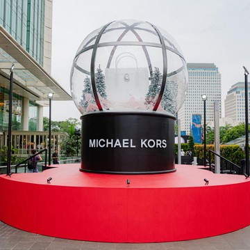 Rayakan Liburan, Michael Kors Hadirkan Instalasi Snow Globe Megah di Senayan City