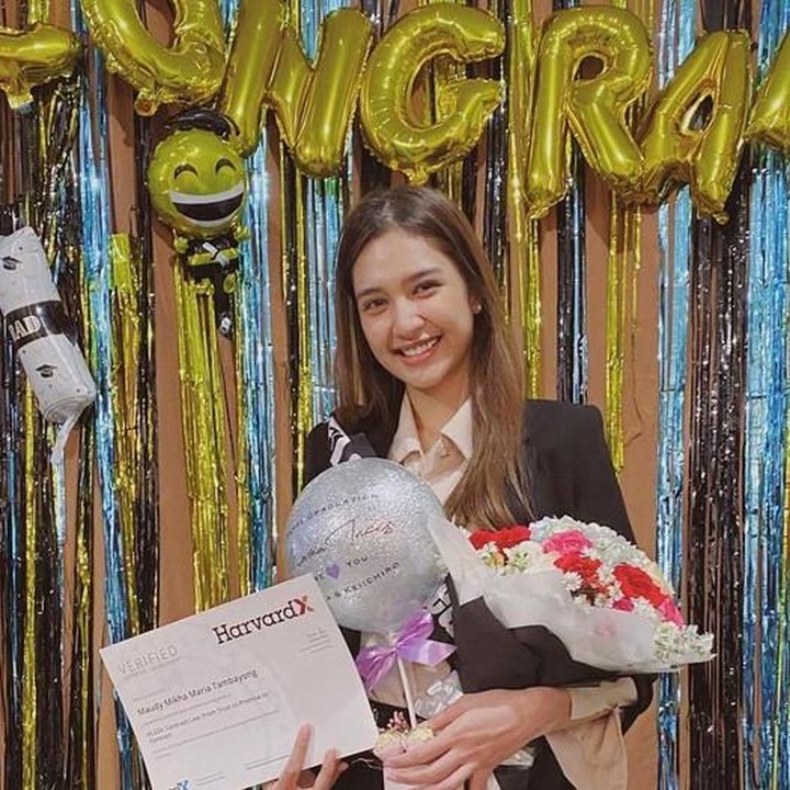 <p>Mikha Tambayong juga tak kalah membanggakan, setelah berhasil lulus S1 dari Universitas Pelita Harapan (UPH) dengan predikat Cum Laude, artis Tanah Air ini memilih melanjutkan studi S2 pada program IEMM di UPH. (Foto: Instagram @miktambayong)</p>
