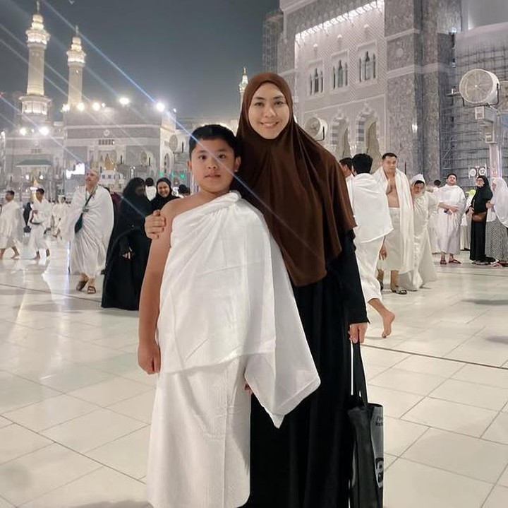 <p>Menilik dari unggahan terbarunya, Oki menceritakan bahwa kali ini giliran Ibrahim yang bepergian berdua dengannya. Ia pun menyebut momen tersebut sebagai kenangan yang tak terlupakan bagi Oki dan sang putra. "Giliran <em>@ibrahimmuhammadabdullah</em> berduaan sama Umma. Semoga jadi memori tak terlupakan untuk kita berdua ya, Nak . Turut mendoakan saudara-saudaraku yang tertimpa musibah serta para volunteers yang telah turun.. semoga Allah berikan kekuatan dan musibah ini segera berlalu," tulis Oki lewat Instagramnya. (Foto: Instagram @okisetianadewi)</p>