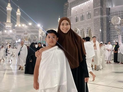 Momen Oki Setiana Dewi Umrah Berdua Saja dengan Sang Putra Ibrahim