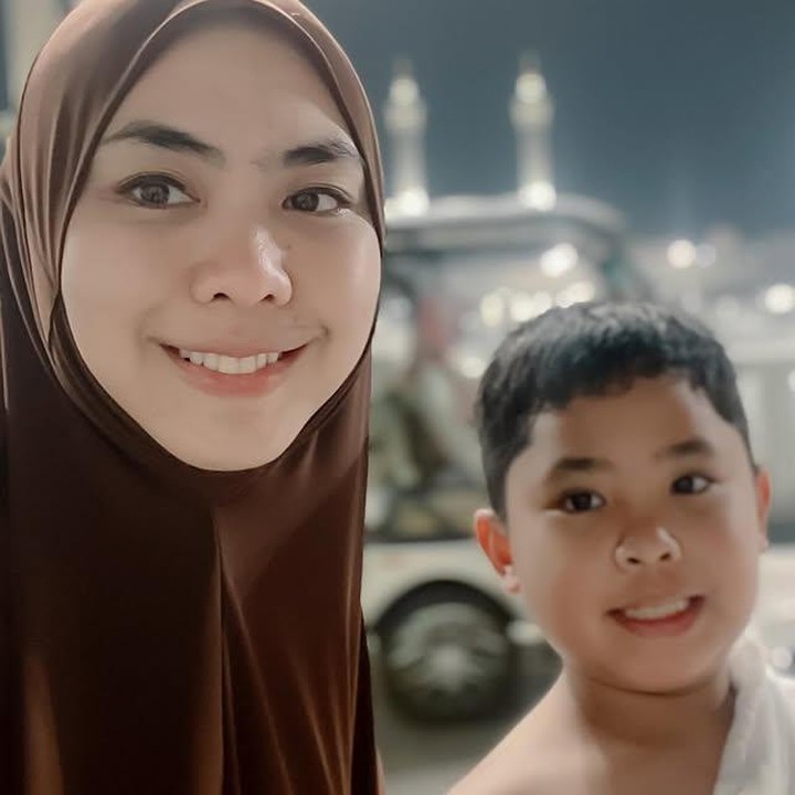 <p>Kebahagiaan datang menghampiri Oki Setiana Dewi yang baru saja menjalani ibadah umrah ke Tanah Suci Makkah. Perjalanan kali ini ia lakukan bersama anak ketiganya, Ibrahim Muhammad Abdullah, Bunda.&nbsp;(Foto: Instagram @okisetianadewi)</p>
