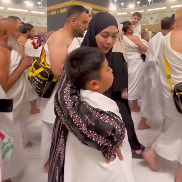 <p>Momen itu pun dibagikan langsung melalui akun Instagram pribadi Oki. Bunda empat anak ini terlihat mengunggah sebuah video bersama sang putra ketika sedang tawaf di Makkah, Bunda. (Foto: Instagram @okisetianadewi)</p>