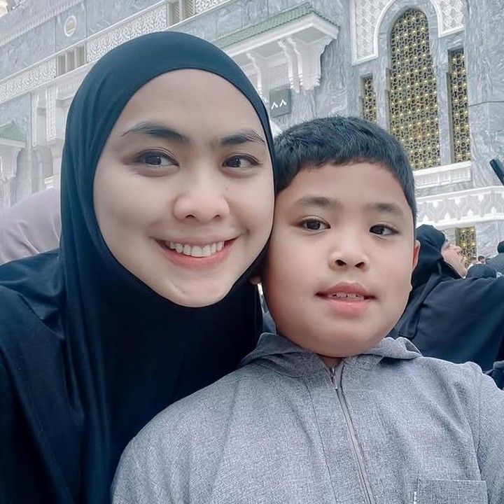 <p>Oki dan Ibrahim tampaknya begitu menikmati setiap momen yang dilalui saat berada di Tanah Suci. Misalnya saja saat mereka mengabadikan momennya saat berada di pelataran Masjidil Haram, Bunda. (Foto: Instagram @okisetianadewi)</p>