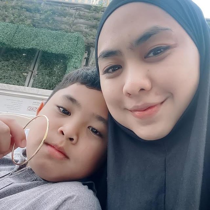 <p>Unggahan Oki pun langsung diramaikan oleh komentar netizen yang ikut mengucapkan selamat serta mendoakan keduanya, Bunda. Salah satunya datang dari akun Instagram <em>@ima****</em> yang berkata, "Masyallah selamat menjalankan ibadah umrah umma,". "Masya Allah, semoga dimudahkan ibadahnyaa," kata <em>@ais****</em>. "Masha Allah, tabarakallah, sehat selalu Ibrahim," tambah <em>@muh****</em>. (Foto: Instagram @okisetianadewi)</p>