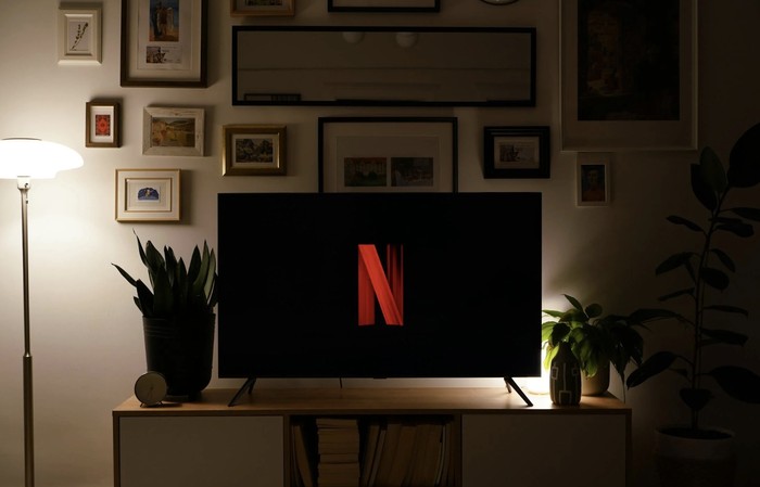 Sejak Netflix menayangkan iklan, performa tiap film langsung punya dampak pemasukan iklan. Hal ini yang membuat orientasi internal Netflix berubah, jadi mendekati pola pikir studio film tradisional./ Foto: Pexels.com/Han