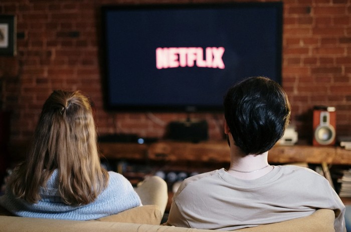 Akuisisi Warner Bros oleh Netflix diklaim akan memberikan isi konten yang lebih beragam. Selain itu, film Warner Bros juga akan mendapat audiens Netflix yang lebih luas./ Foto: Pexels.com/cottonbro studo