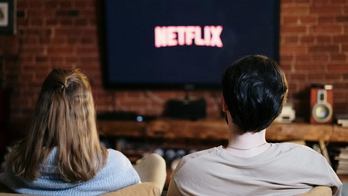Akuisisi Warner Bros oleh Netflix diklaim akan memberikan isi konten yang lebih beragam. Selain itu, film Warner Bros juga akan mendapat audiens Netflix yang lebih luas./ Foto: Pexels.com/cottonbro studo