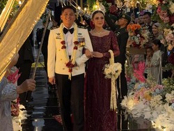 Gelar Pedang Pora, Ini 7 Foto Pernikahan Angie Ang & Tentara Berstatus Duda