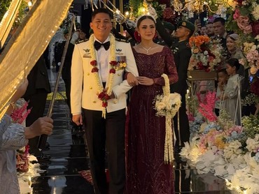 Gelar Pedang Pora, Ini 7 Foto Pernikahan Angie Ang & Tentara Berstatus Duda