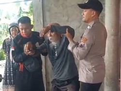 Polisi Sat-set Evakuasi Pria Lemas gegara Tak Makan ke RSUD Sragen