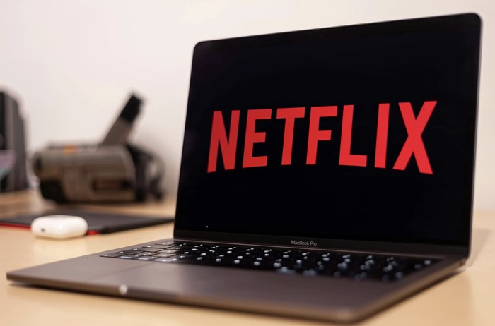 Tak hanya jadi platform streaming terbesar, akuisisi Netflix terhadap Warner Bros diprediksi akan membawa posisi Netflix semakin di puncak./ Foto: Pexels.com/Luca Sammarco