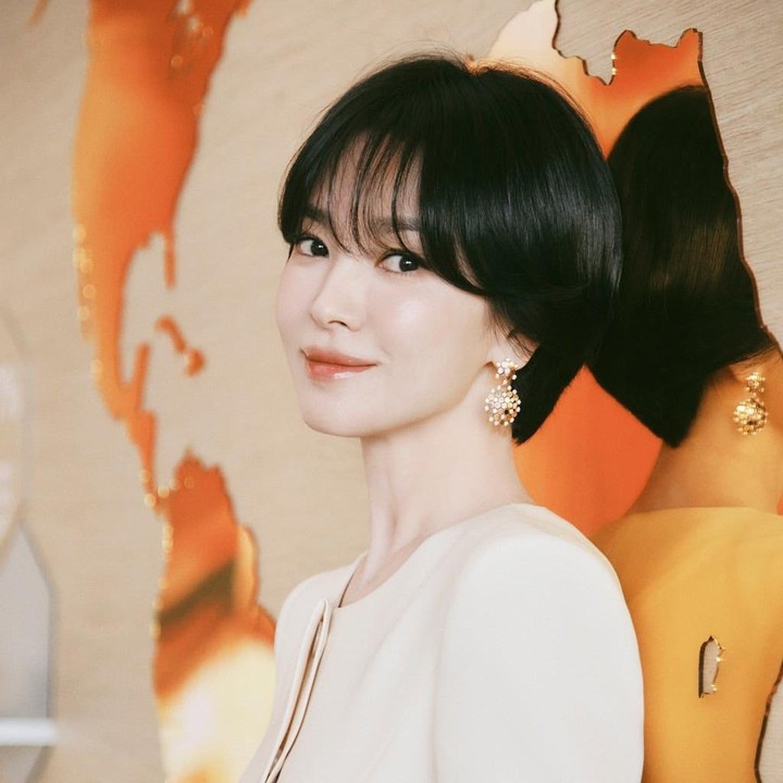 <p>Potongan rambut bob pendek berponi yang dipilih Song Hye Kyo ini sukses membuat penampilannya terlihat jauh lebih muda. Wajahnya terbingkai manis disertai sentuhan makeup bernuansa <em>peachy</em> yang membuatnya semakin segar. (Foto: Instagram @kyo1122)</p>