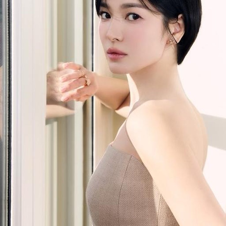 <p>Potongan short bob klasik modern ala Song Hye Kyo ini juga sangat cocok untuk tampilan formal atau semi formal. Meski outfit Bunda sederhana, tetapi tetap meninggalkan kesan profesional seperti yang terlihat pada potret ini. (Foto: Instagram @kyo1122)</p>