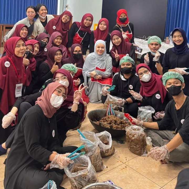 <p>Tidak berhenti sampai di situ, Bunda, perempuan berusia 45 tahun ini juga membuka donasi untuk nasi siap makan. Dalam unggahannya, ia menyampaikan bahwa hingga kini air masih menjadi kendala terbesar di lokasi terdampak banjir. "Masih buka donasi untuk NASI siap makan (tahan dengan vakuum dari Universitas IPB),. Sebagaimana kita tahu air masih menjadi isu di lokasi korban," ungkap Dewi Sandra. (Foto: Instagram @dewisandra)</p>