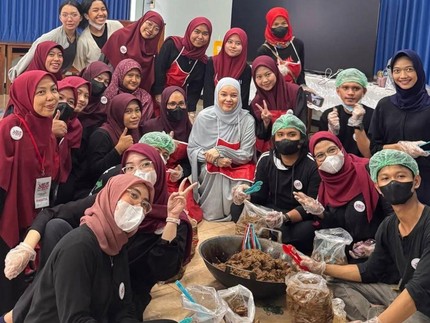 Potret Dewi Sandra Bantu Masak Rendang 1 Ton untuk Dikirim ke Wilayah Bencana di Sumatra