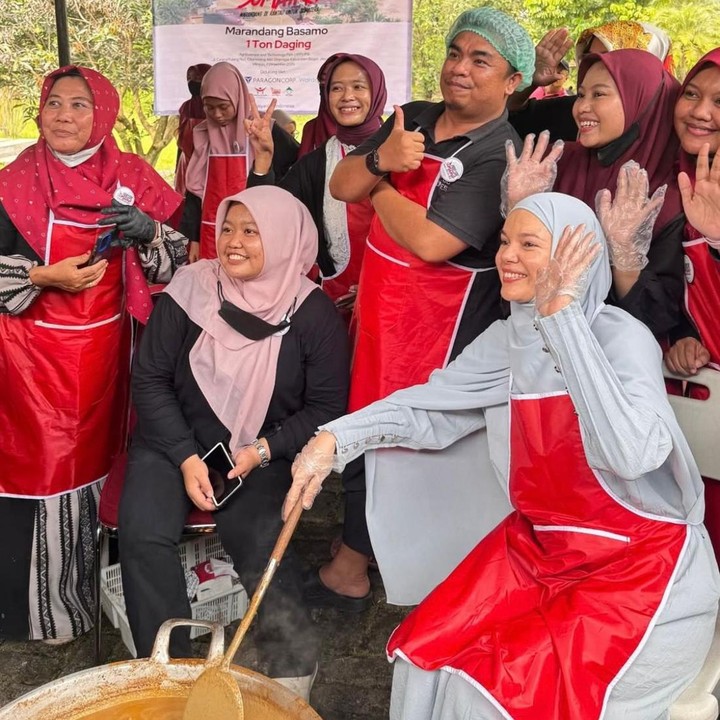 <p>Bencana banjir bandang yang melanda berbagai wilayah di Sumatra kembali menyita perhatian banyak orang, Bunda. Enggak hanya menyuarakan dukungan lewat media sosial, sejumlah selebriti Tanah Air juga turun langsung memberikan bantuan, salah satunya Dewi Sandra. (Foto: Instagram @dewisandra)</p>