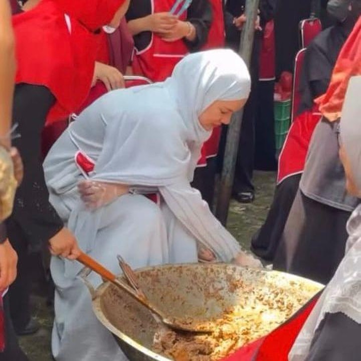 <p>"Hari ini belajar masak rendang bersam para Uni dan Uda serta teman2 baik yang peduli dengan saudara2 kita di Sumatra. <em>Alhamdulillahillazi bini'matihi tatimushalihat</em> 1 ton renang <em>ready</em> untuk di kirim semoga Allah mudahkan," tulis Dewi Sandra menilik dari Instagram Story-nya. (Foto: Instagram @dewisandra)</p>