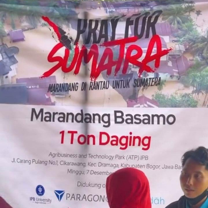 <p>Pemeran film <em>Ayat-Ayat Cinta 2</em> ini menyalurkan bantuannya untuk para korban banjir dengan memasak rendang sebanyak 1 ton di Universitas Institut Pertanian Bogor (IPB), sebelum dikirim ke wilayah terdampak banjir, Bunda. Momen itu pun ia bagikan langsung melalui laman Instagramnya. (Foto: Instagram @dewisandra)</p>