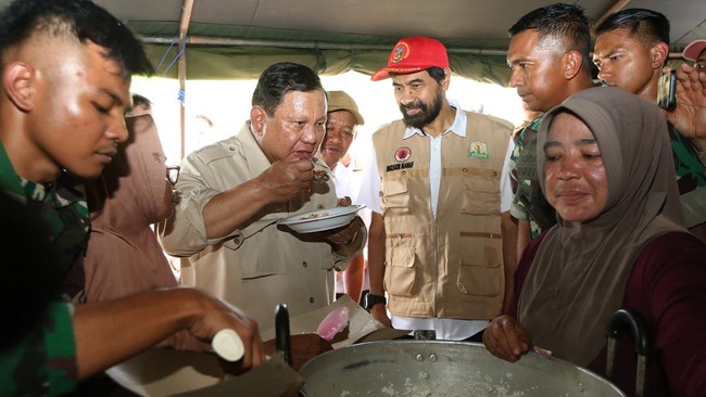 Momen Prabowo Makan Masakan Warga Pengungsi Saat Cek Dapur di Aceh, Pastikan Gizi Dan Kelayakan