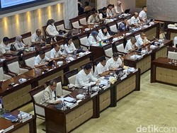DPR Beri Restu Suntikan Modal Rp 14,4 T buat KAI-Pelni
