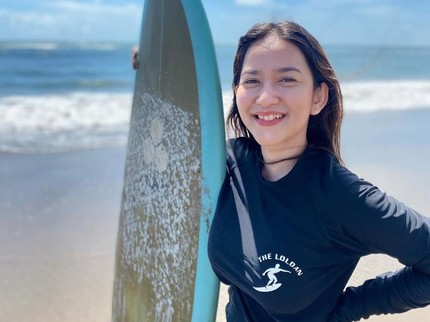 Intip Aksi Risma Nilawati Ibunda Leya Princy Belajar Surfing, Dipuji Sang Putri 'Young Soul'