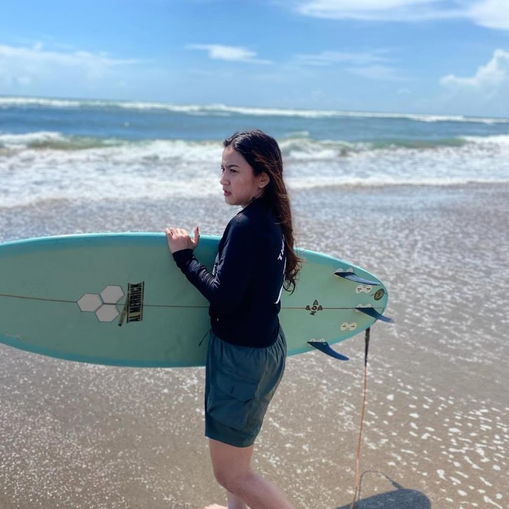 <p>Di usia yang sudah menginjak 41 tahun, Risma memang terbilang cukup aktif melakukan aktivitas fisik. Selain mencoba surfing, Risma juga pernah mencoba hiking naik gunung. Tak cuma soal aktivitas yang 'berjiwa muda', paras cantik Risma yang awet muda juga sering mencuri perhatian. Banyak netizen memuji Risma yang terlihat seperi ABG saat bersanding dengan sang putri. "Awet muda bgt," tulis akun @id***. "Ibunya awet muda banget," ungkap @di***. (Foto: Instagram @neng_risma)</p>