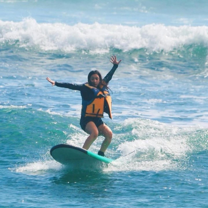 <p>Risma sendiri bahagia karena bisa surfing setelah puluhan kali jatuh dan tergulung ombak. "Engga ini gak kereeenn!! Ini bisa sampe berdiri gini itu udah ngelewatin jatoh puluhan kali, kegulung ombak berkali2 sampe akhirnya bisa berdiri 2 detik aja rasa <em>happy</em> nya kaya pertama kali ketemu kamu!" ungkapnya di unggahan lain. (Foto: Instagram @neng_risma)</p>