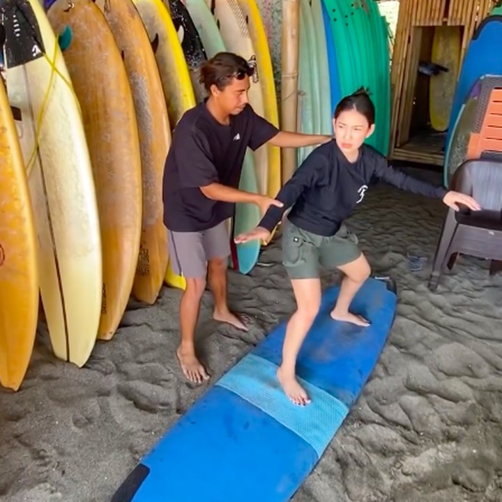 <p>Dalam video yang diunggahnya, Risma menunjukkan bagaimana ia berlatih surfing dengan dibantu oleh seorang instruktur surfing. Risma tampak langsung memahami arahan dari instruktur sebelum akhirnya langsung berhadapan dengan ombak di lautan. (Foto: Instagram @neng_risma)</p>
